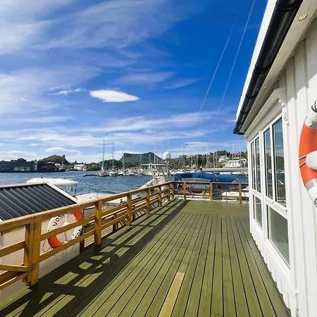 Lofoten Rorbuer * سفولفير