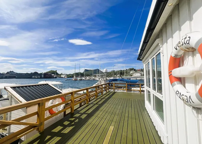 Lofoten Rorbuer * سفولفير